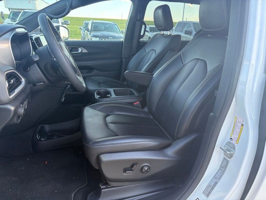Used 2025 Chrysler Pacifica - photo 11