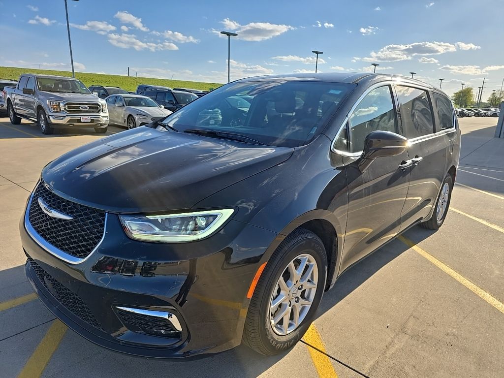 Used 2025 Chrysler Pacifica - photo 1