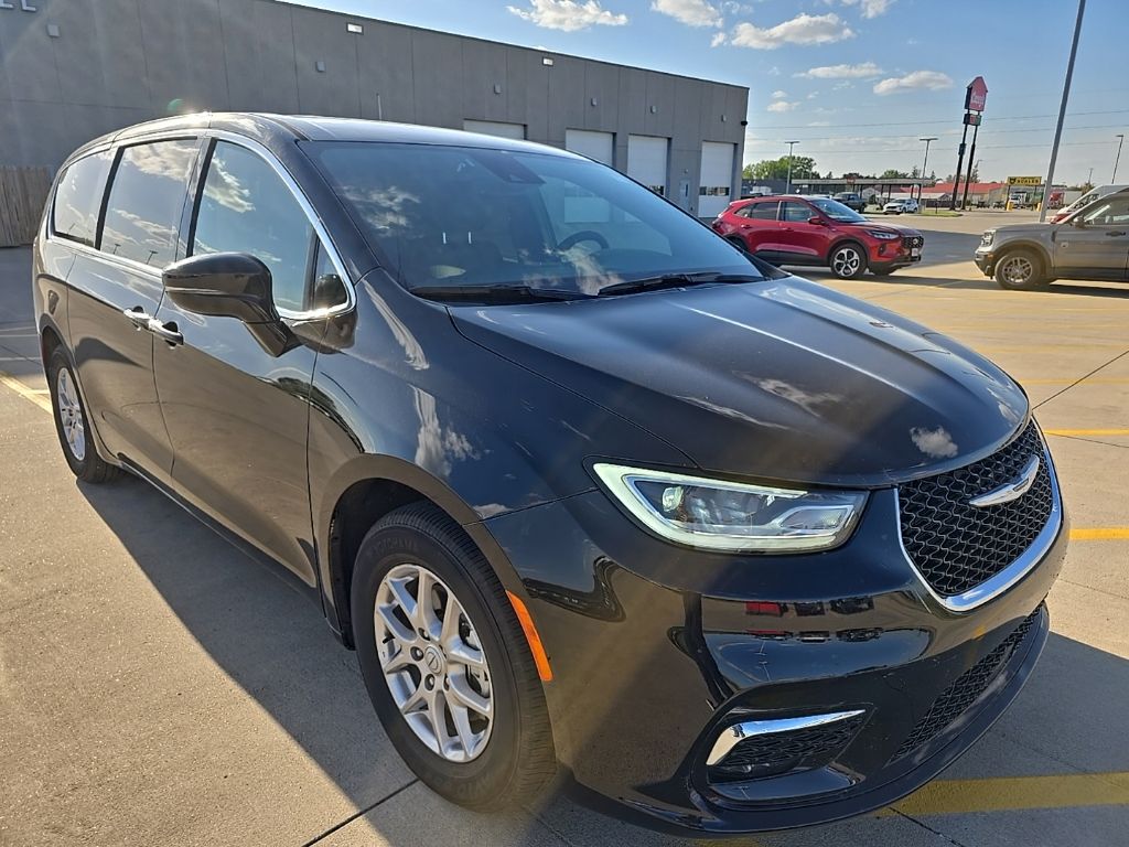 Used 2025 Chrysler Pacifica - photo 5