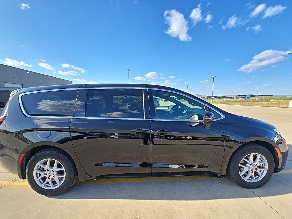 Used 2025 Chrysler Pacifica - photo 6