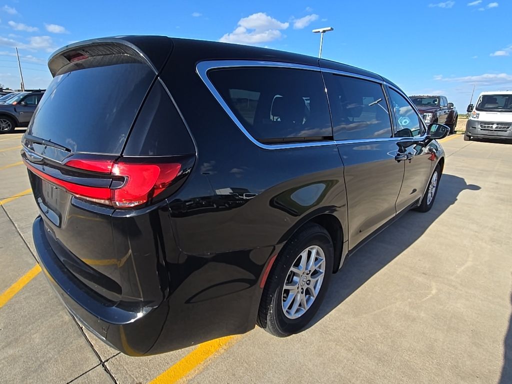 Used 2025 Chrysler Pacifica - photo 7