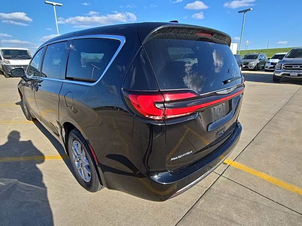 Used 2025 Chrysler Pacifica - photo 9