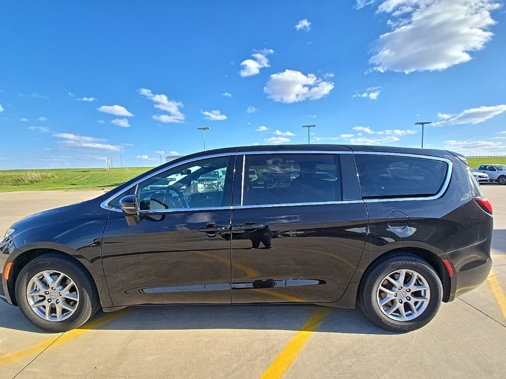 Used 2025 Chrysler Pacifica - photo 10
