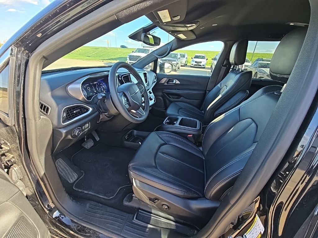 Used 2025 Chrysler Pacifica - photo 11