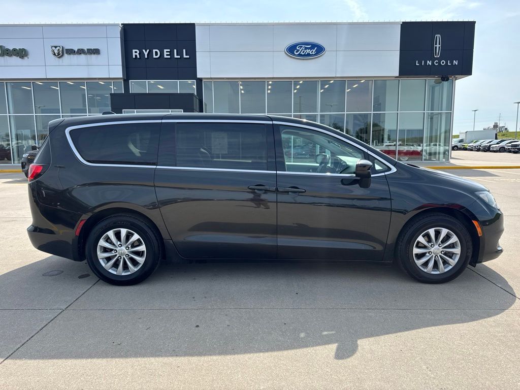 Used 2017 Chrysler Pacifica - photo 2