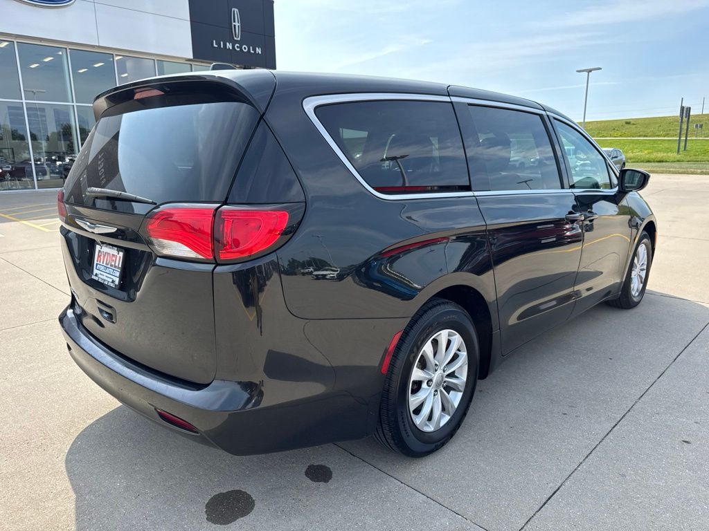 Used 2017 Chrysler Pacifica - photo 2