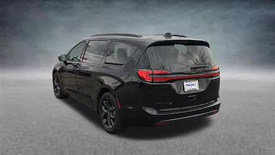 Used 2023 Chrysler Pacifica Touring L Minivan for sale #L25F002A - photo 2