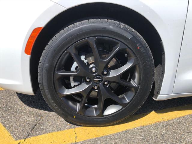 Used 2023 Chrysler Pacifica - photo 15
