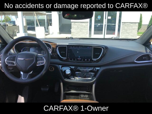 Used 2022 Chrysler Pacifica - photo 2