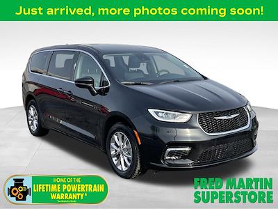 Used 2023 Chrysler Pacifica Touring L Minivan for sale #1C253779AP - photo 1