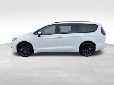 Used 2023 Chrysler Pacifica - photo 1