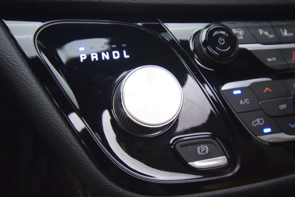 Used 2021 Chrysler Pacifica - photo 2