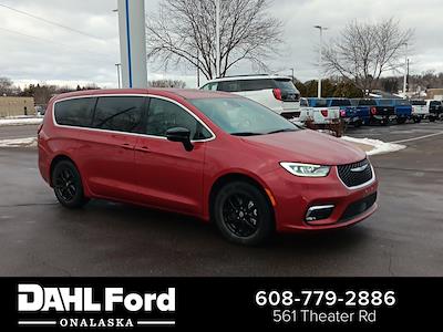 Used 2025 Chrysler Pacifica Select Minivan for sale #3P5643 - photo 1