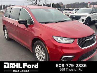 Used 2025 Chrysler Pacifica - photo 1