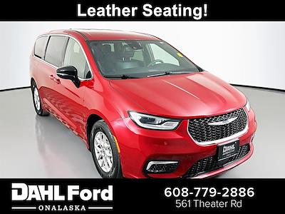 Used 2025 Chrysler Pacifica - photo 1