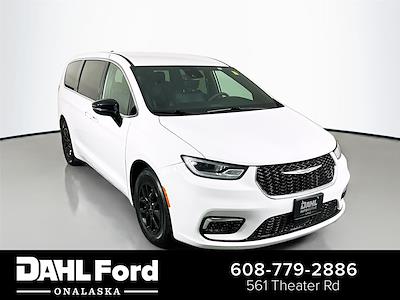 Used 2025 Chrysler Pacifica - photo 1
