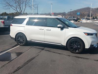 Used 2022 Kia Carnival - photo 1