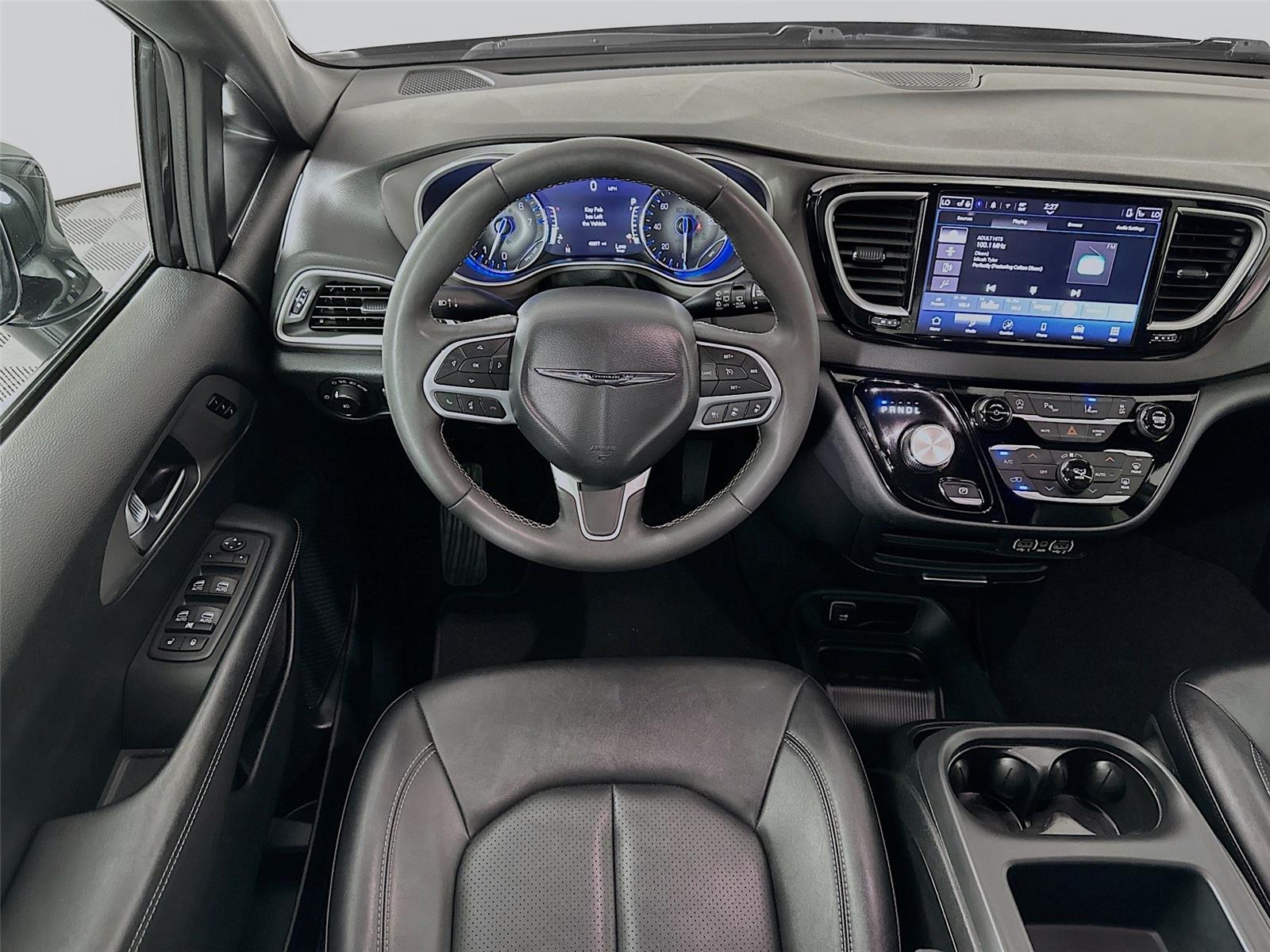 Used 2025 Chrysler Pacifica - photo 2