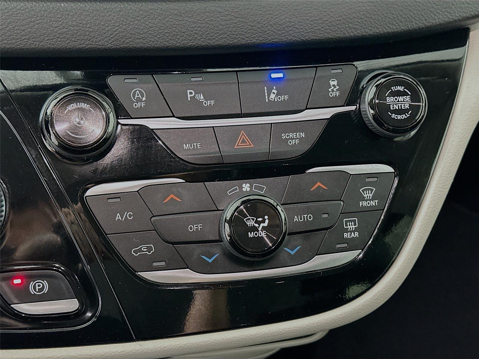 Used 2024 Chrysler Pacifica - photo 11