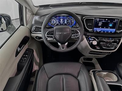 Used 2024 Chrysler Pacifica - photo 2