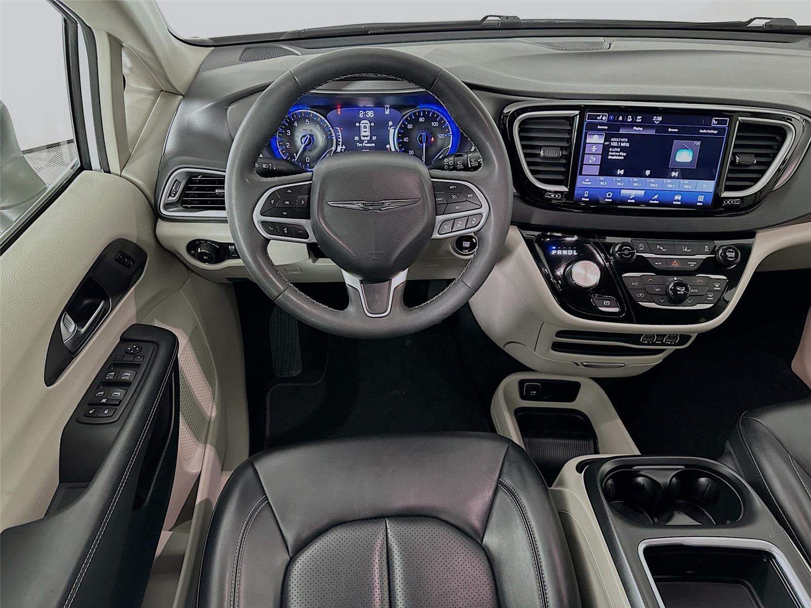 Used 2023 Chrysler Pacifica - photo 2