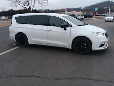 Used 2025 Chrysler Pacifica - photo 1