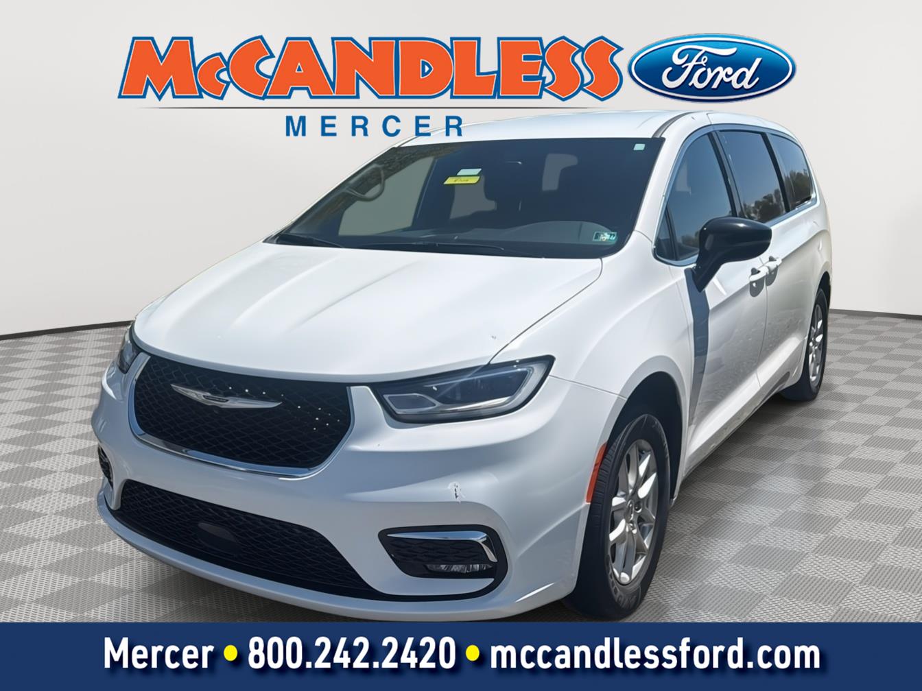 Used 2024 Chrysler Pacifica - photo 1
