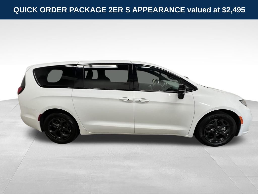 Used 2024 Chrysler Pacifica - photo 2