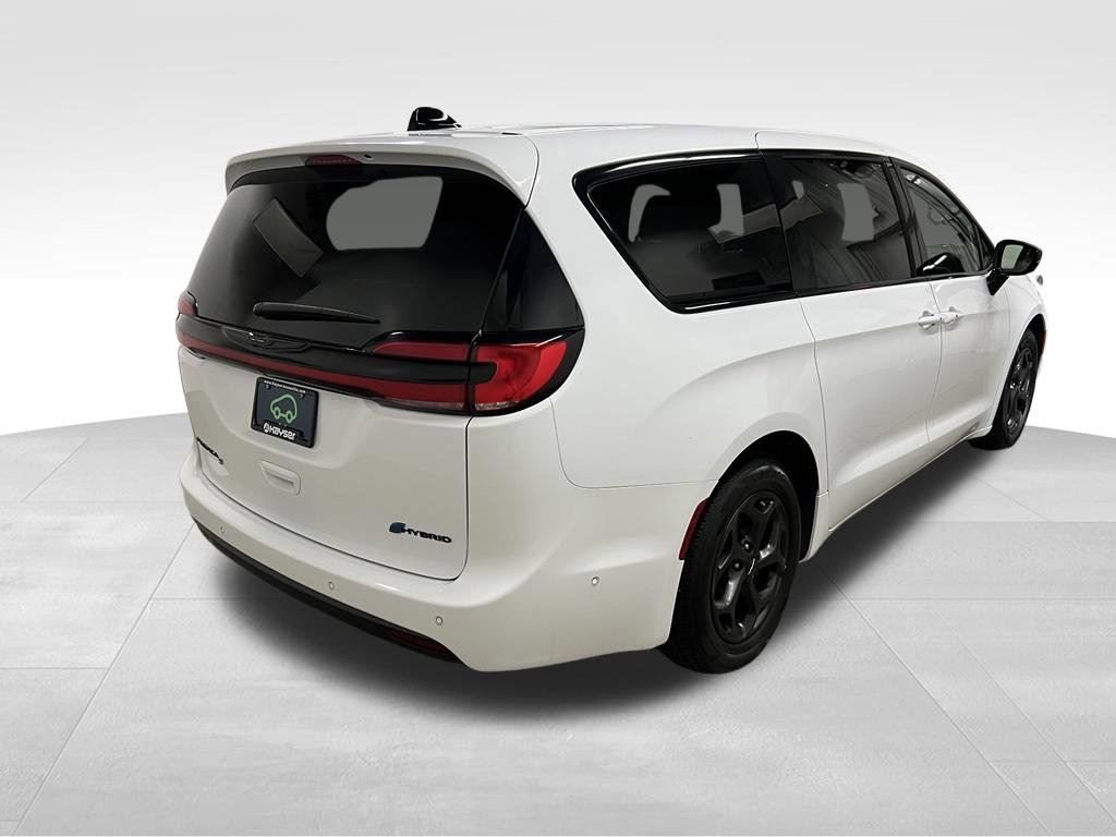 Used 2024 Chrysler Pacifica - photo 2