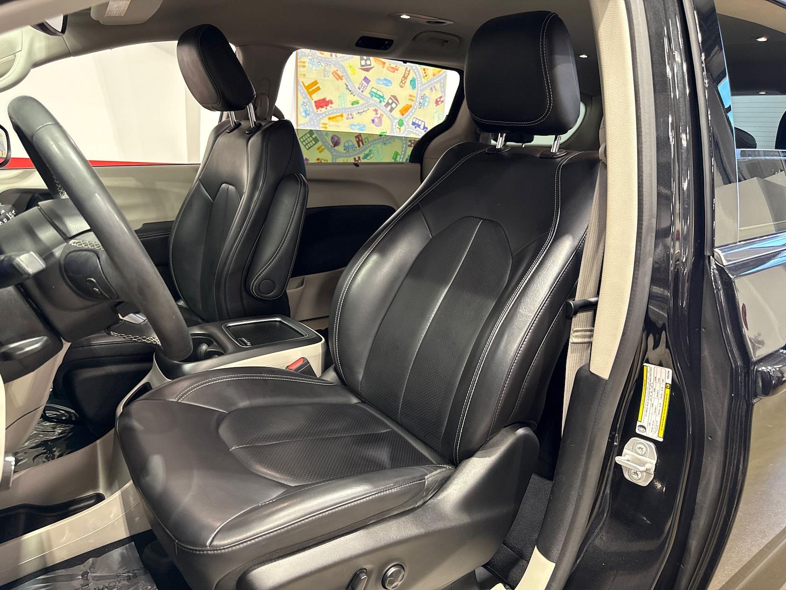 Used 2023 Chrysler Pacifica - photo 12
