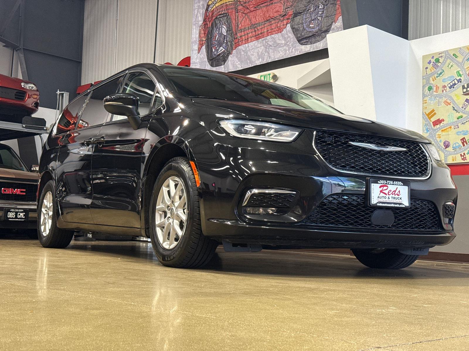 Used 2023 Chrysler Pacifica - photo 24