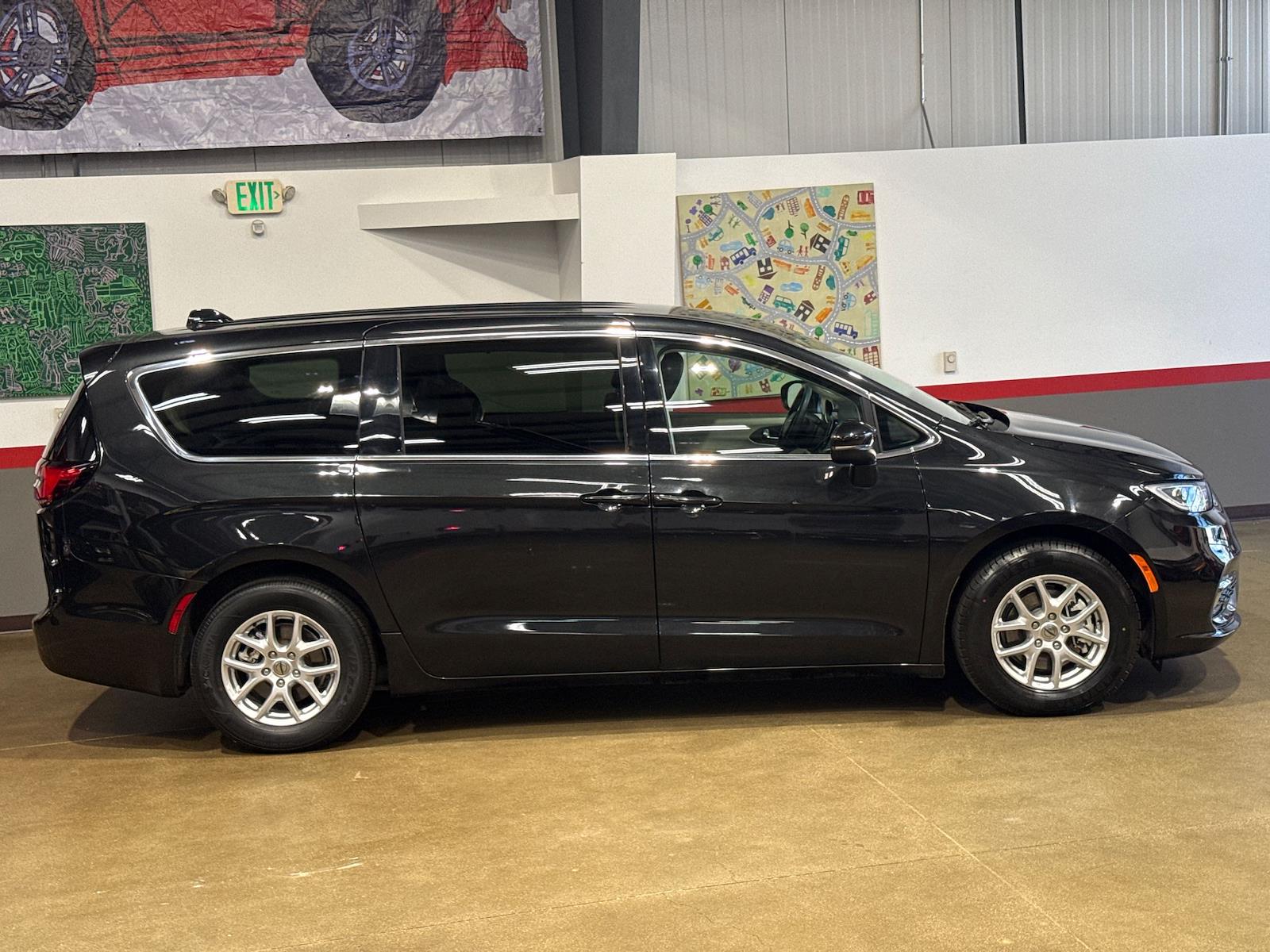 Used 2023 Chrysler Pacifica - photo 25