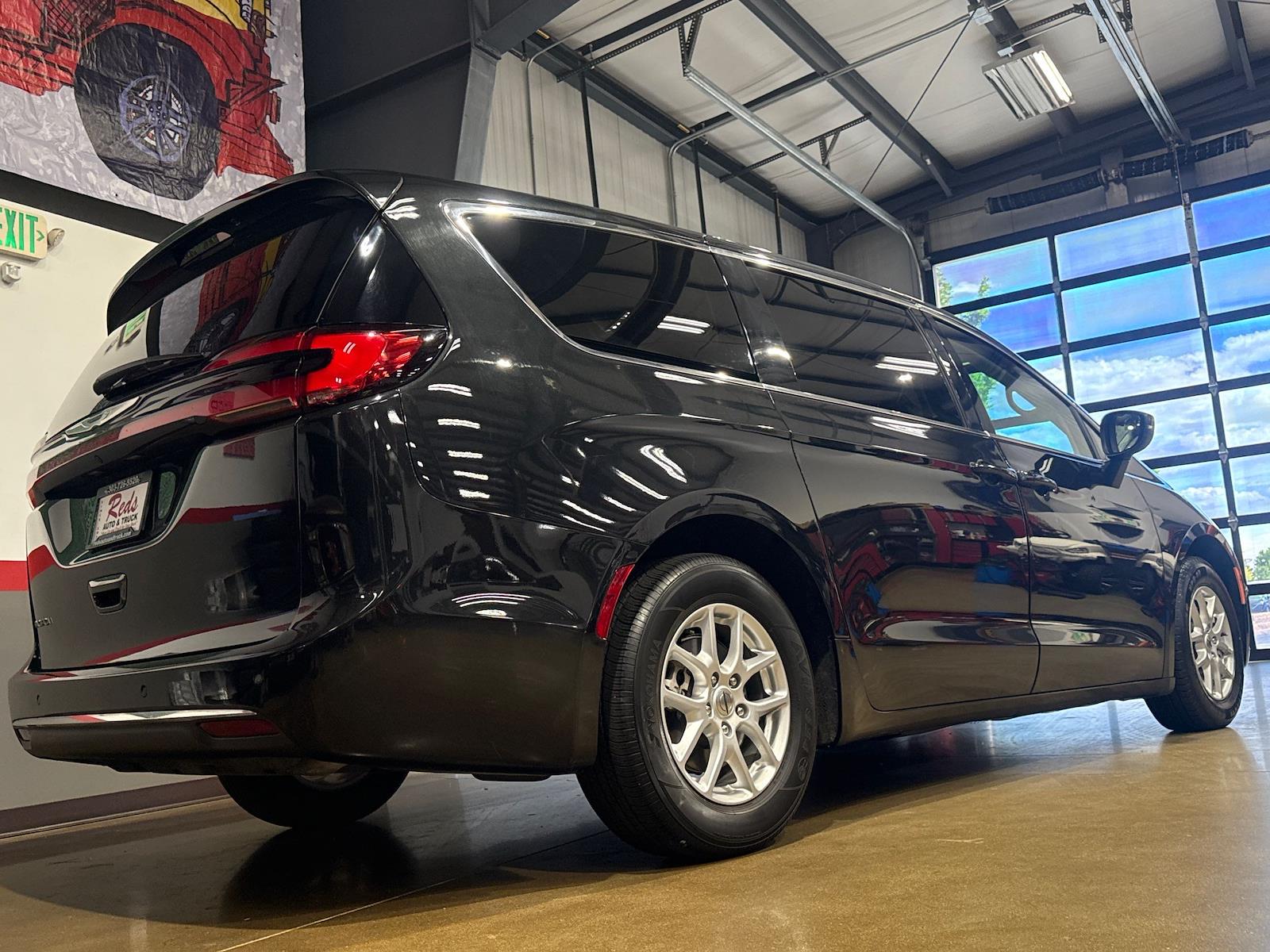 Used 2023 Chrysler Pacifica - photo 28