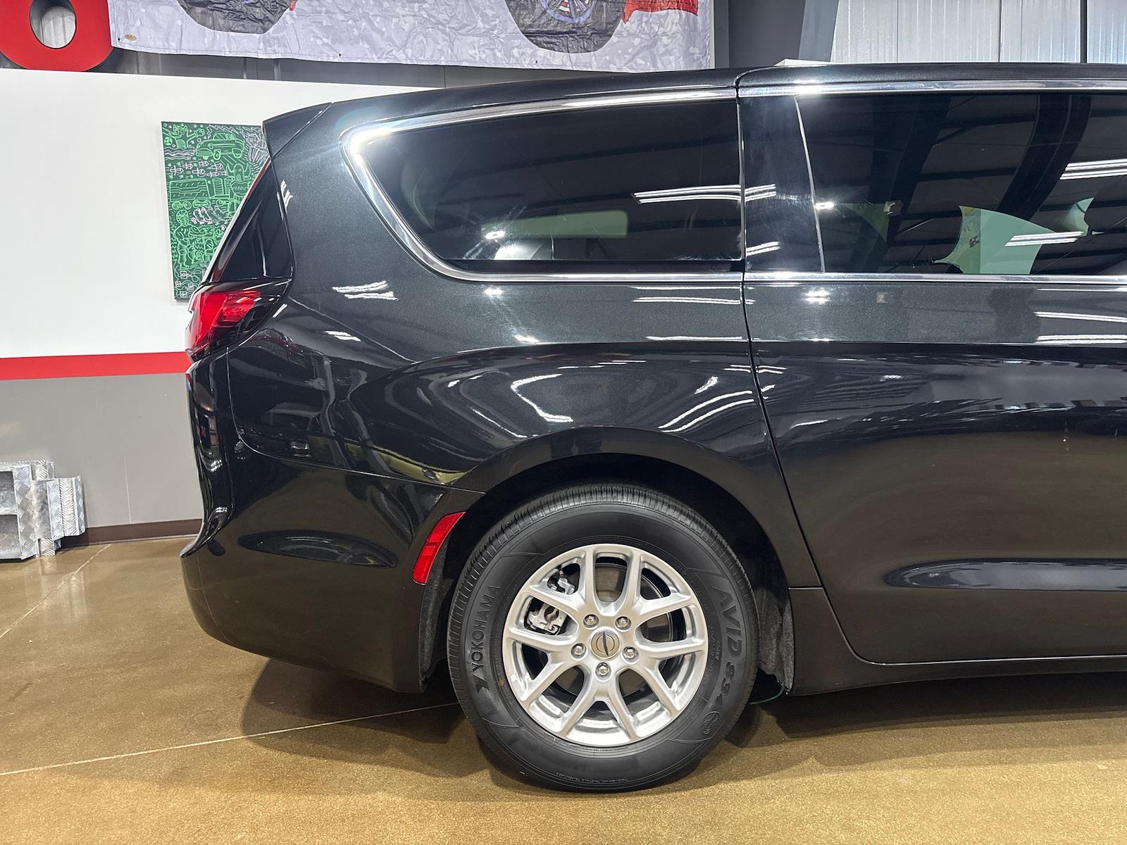 Used 2023 Chrysler Pacifica - photo 31