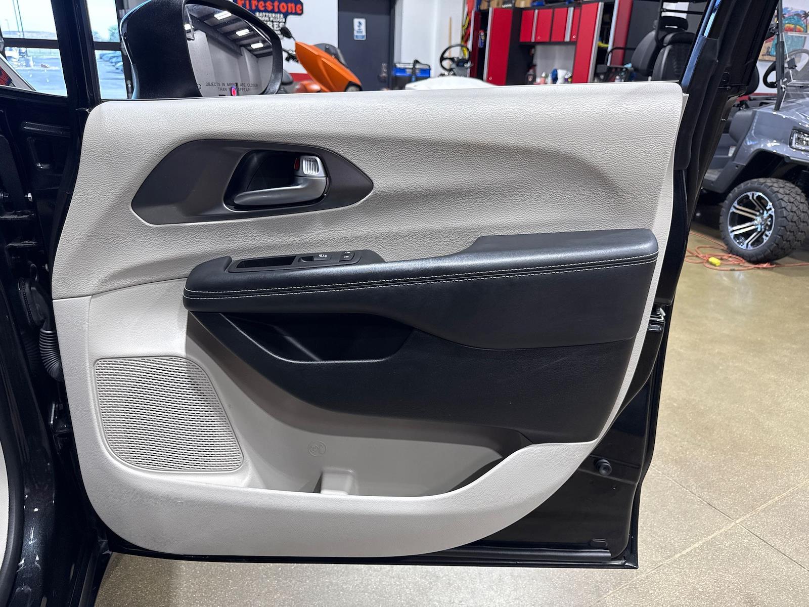 Used 2023 Chrysler Pacifica - photo 57