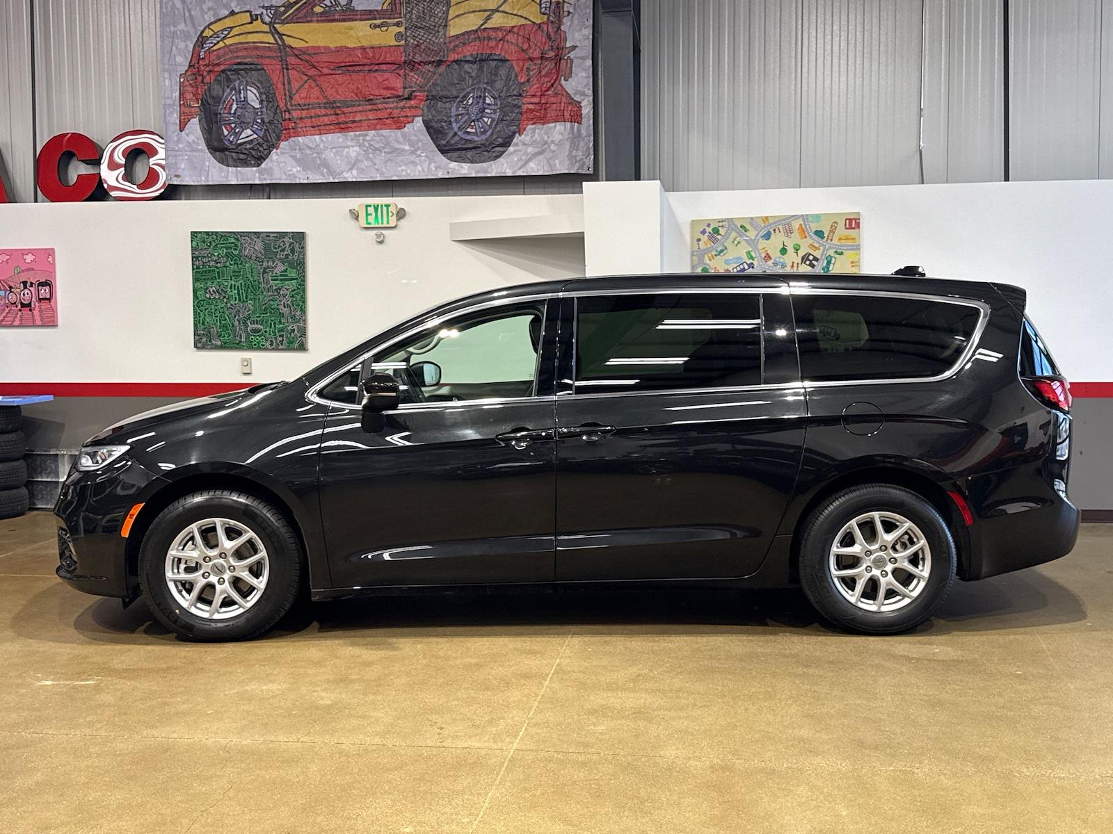 Used 2023 Chrysler Pacifica - photo 8