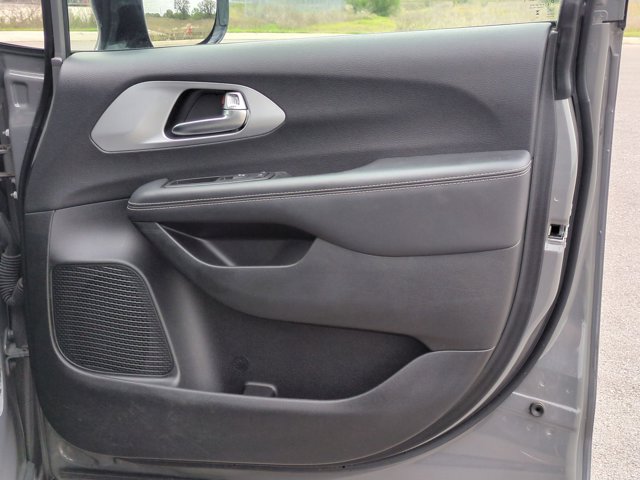 Used 2025 Chrysler Pacifica - photo 33