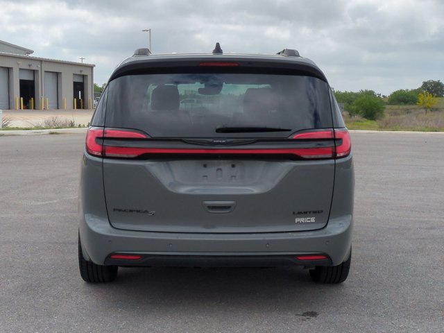 Used 2025 Chrysler Pacifica - photo 5