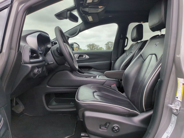 Used 2025 Chrysler Pacifica - photo 10