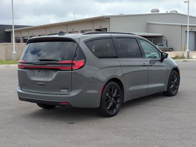 Used 2025 Chrysler Pacifica - photo 2