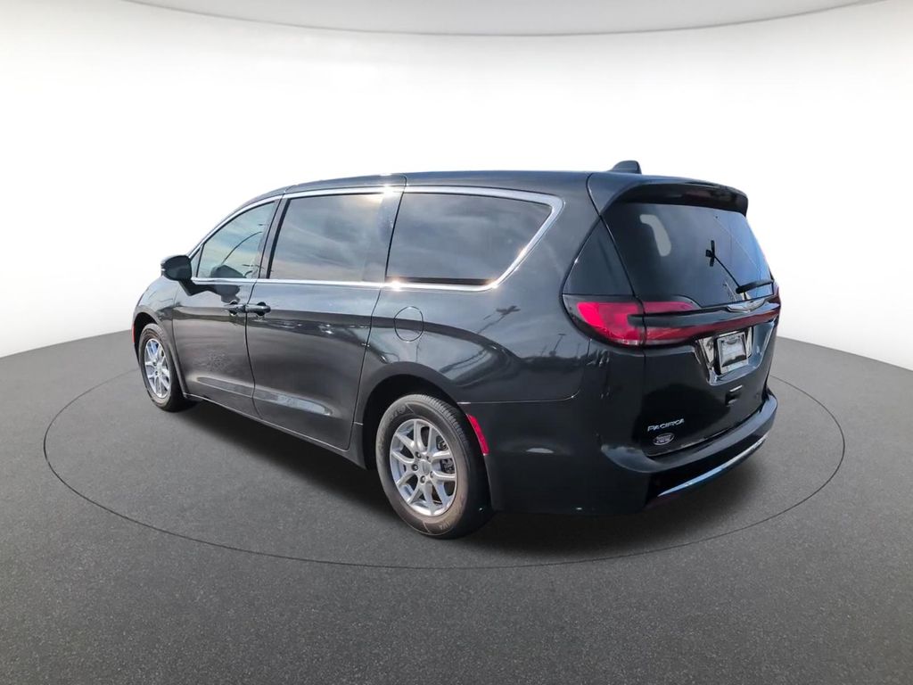 Used 2023 Chrysler Pacifica - photo 2