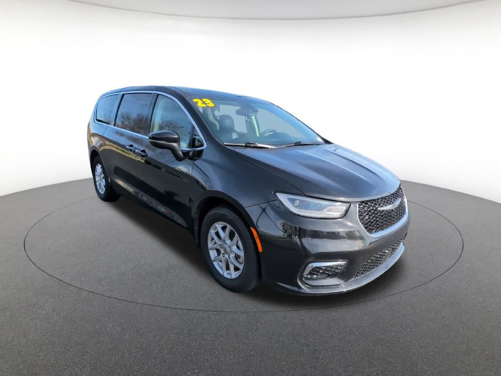 Used 2023 Chrysler Pacifica - photo 2