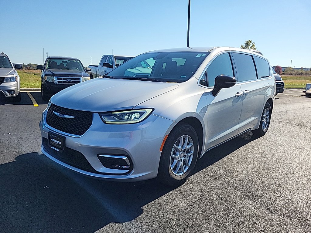 Used 2024 Chrysler Pacifica - photo 1