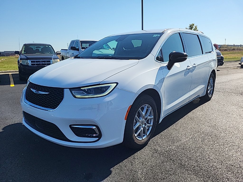 Used 2024 Chrysler Pacifica - photo 1