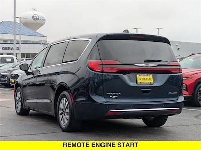 Used 2025 Chrysler Pacifica Select Minivan for sale #90344A - photo 2