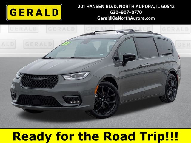 Used 2025 Chrysler Pacifica Limited Minivan - photo 1