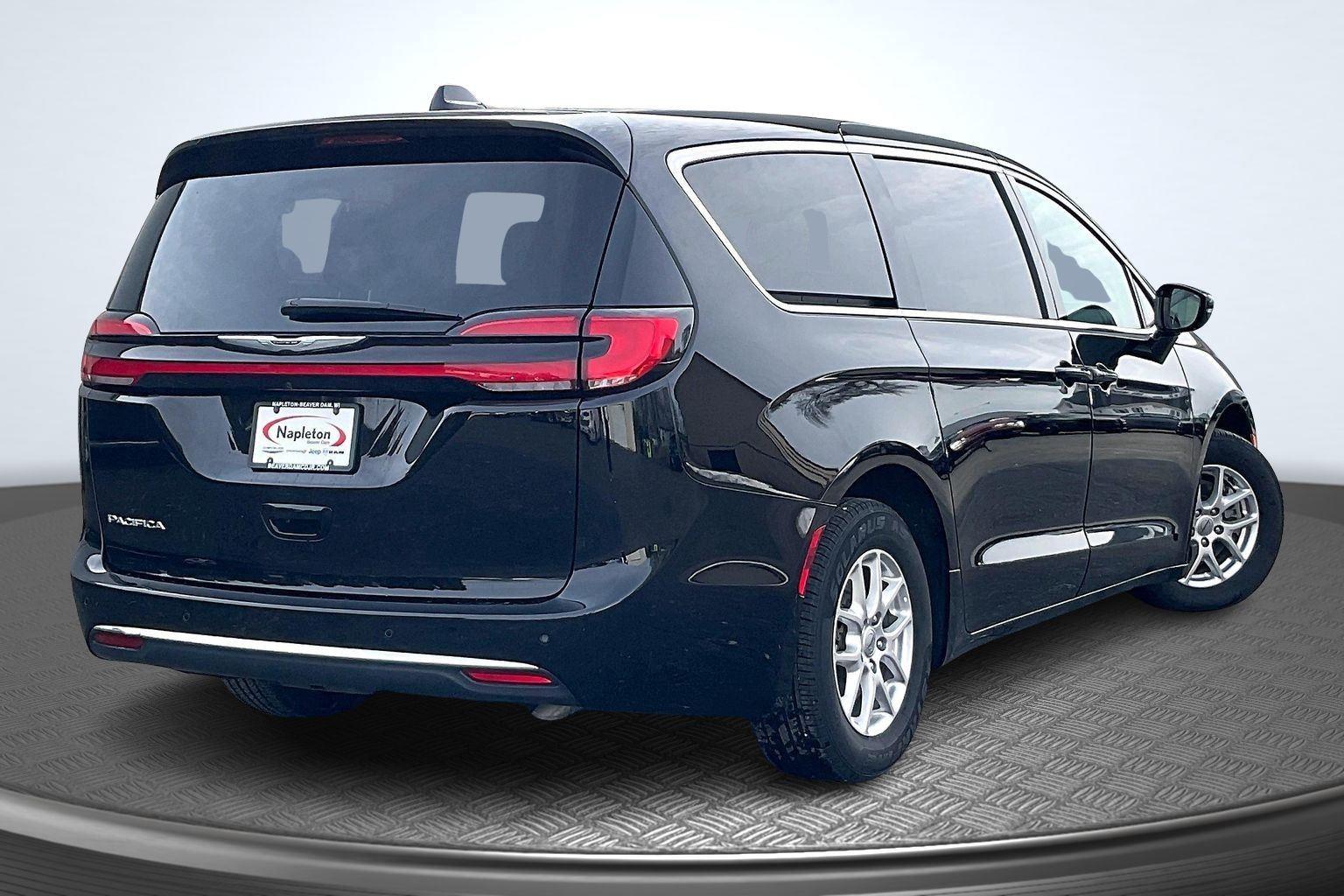 Used 2024 Chrysler Pacifica - photo 2
