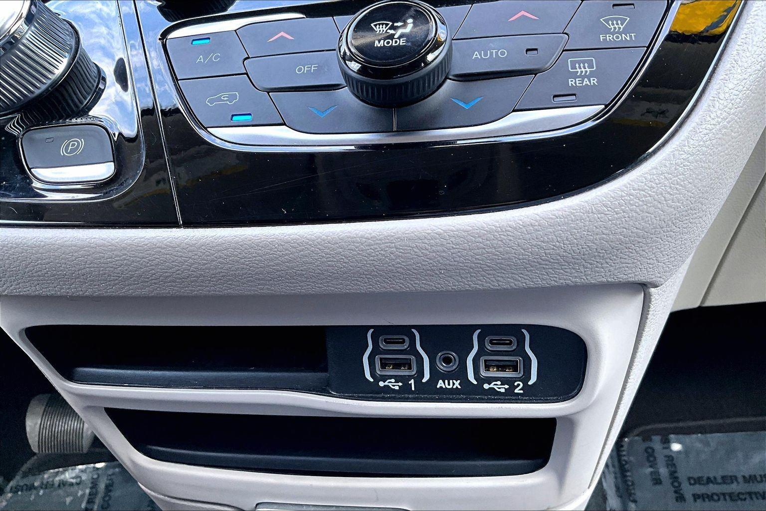 Used 2024 Chrysler Pacifica - photo 1