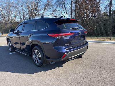 Used 2021 Toyota Highlander XLE for sale #524373A - photo 2