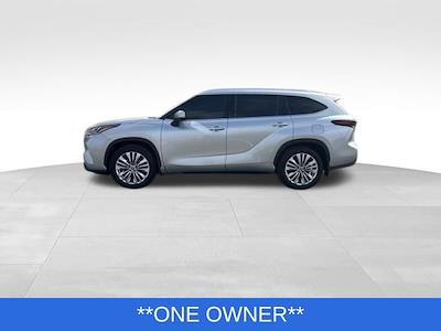 Used 2025 Toyota Highlander - photo 1